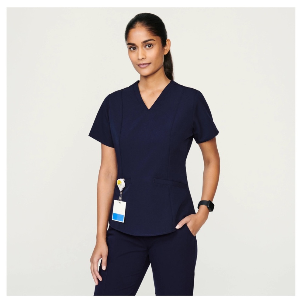 Figs Navy Casma Slim Two Pocket Scrub Top Large